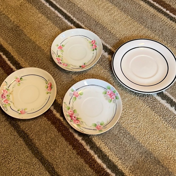 Assortment of 3 tea and 1 coffee, saucers. - Picture 1 of 6